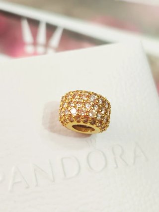 Charm Triple Fila Brillante en Pavé Pandora