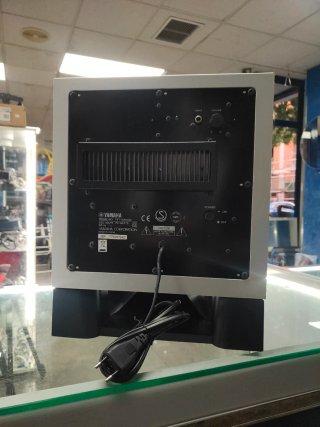 Subwoofer Yamaha Blanco y Negro