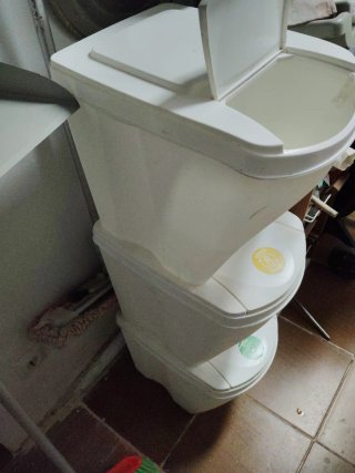 Cubos de reciclaje de plástico