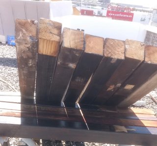Palos madera curados y bases para pérgolas