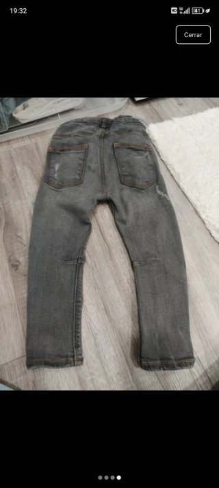 Pantalón vaquero niño gris desgastado