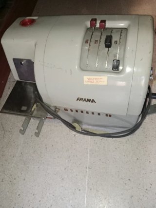 Máquina antigua Frama de etiquetas .