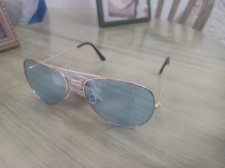 Gafas de sol aviador doradas y azules