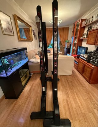 Equipo de gimnasio completo para entrenar en casa.
