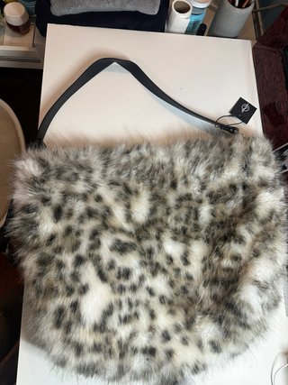 Bolso pelo leopardo Stradivarius