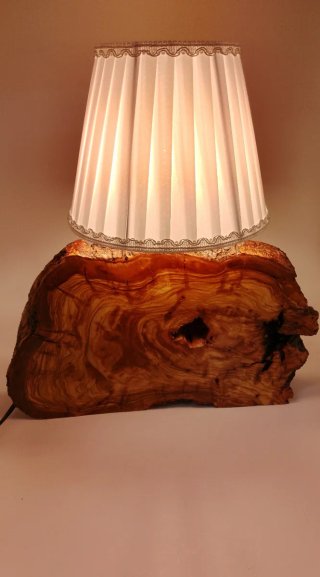 Lampada da tavolo in legno di ulivo siciliano