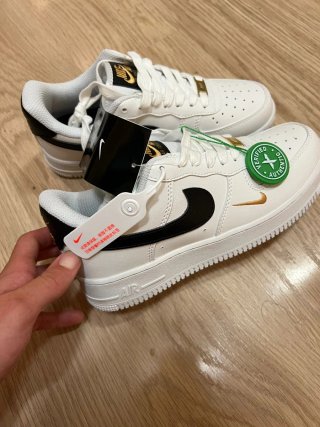 Nike Air Force 1 '07 blancas negro dorado
