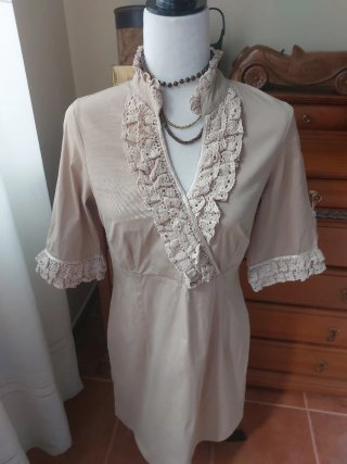 Vestido beige con volantes y crochet