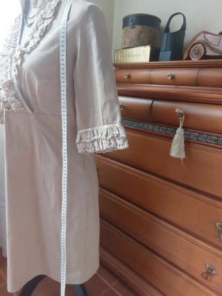 Vestido beige con volantes y crochet
