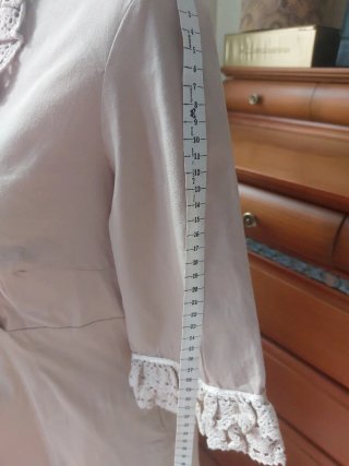 Vestido beige con volantes y crochet