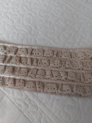 Vestido beige con volantes y crochet