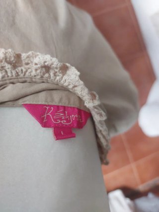 Vestido beige con volantes y crochet