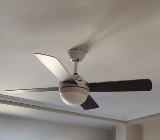 Ventilador de techo blanco y madera