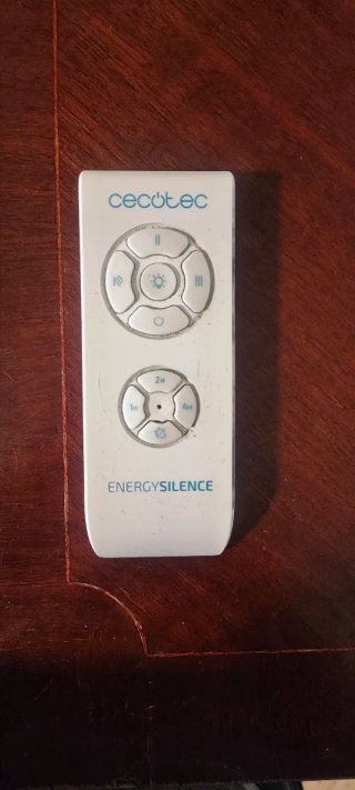 Ventilador de techo blanco y madera
