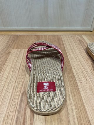 Chanclas beige y rojo