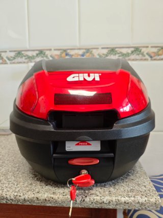 Cofre GIVI Negro y Rojo