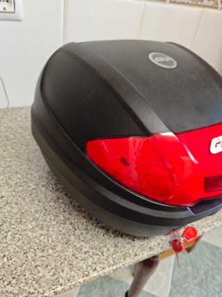 Cofre GIVI Negro y Rojo