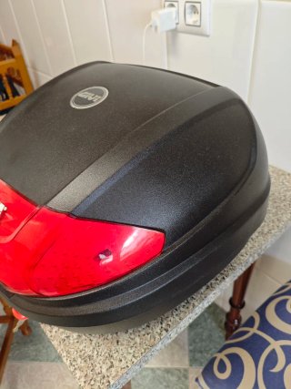 Cofre GIVI Negro y Rojo