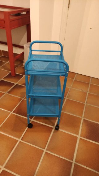Carrito de baño azul de Ikea. Cortina de regalo.