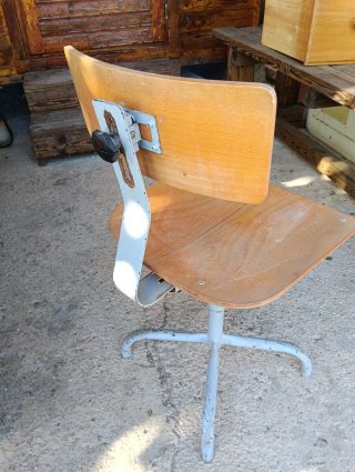 Silla de aparar madera y metal.