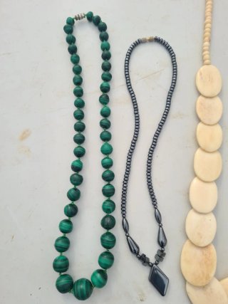 Collares antiguos de malakita y hueso