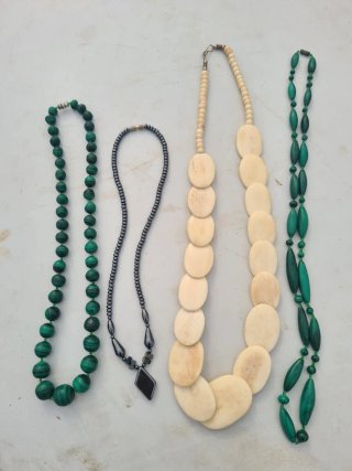 Collares antiguos de malakita y hueso