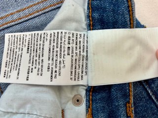 Pantalones vaqueros boot cut y bajo deshinchado
