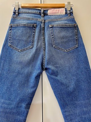Pantalones vaqueros boot cut y bajo deshinchado