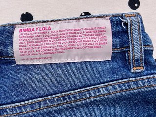 Pantalones vaqueros boot cut y bajo deshinchado