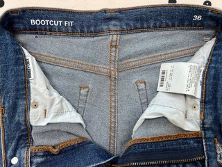 Pantalones vaqueros boot cut y bajo deshinchado