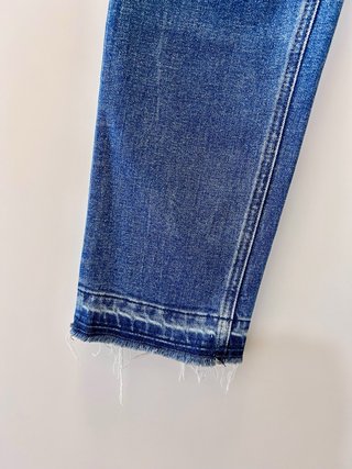 Pantalones vaqueros boot cut y bajo deshinchado
