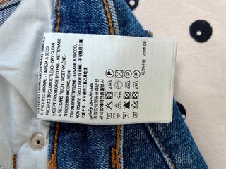 Pantalones vaqueros boot cut y bajo deshinchado