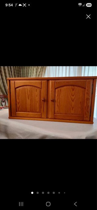 Escritorio de madera con cajones y estanterías.