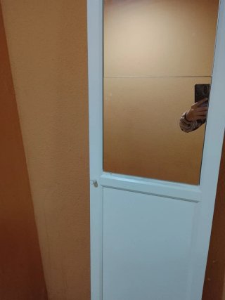 Puerta blanca con espejo