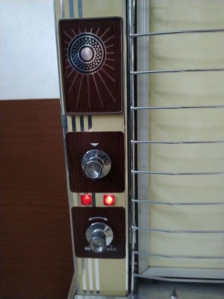 Radiador Eléctrico Beige y Plateado