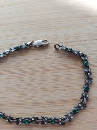 Pulsera de plata con piedras verdes