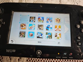 WiiU negra 32 gb con mandos, juegos y disco duro.
