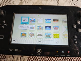 WiiU negra 32 gb con mandos, juegos y disco duro.