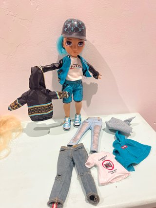 Rainbow High Muñeca con Ropa y Accesorios