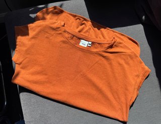 Camiseta ICHI naranja y dorado
