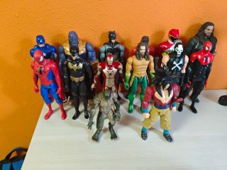 Muñecos Marvel y Dragon Ball