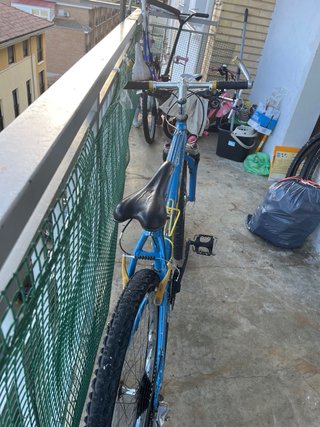Bicicleta BH azul y amarilla