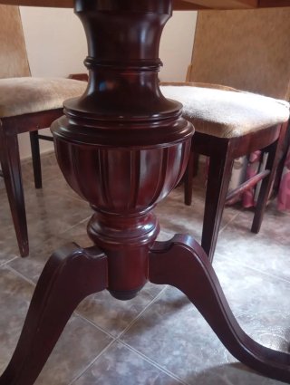 Mesa de comedor de madera oscura