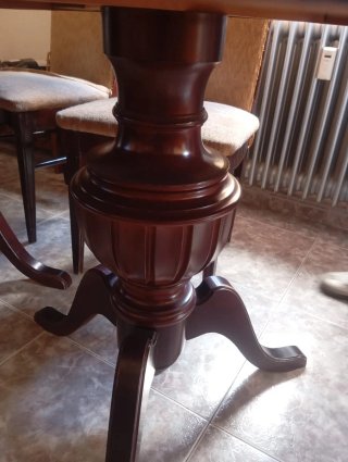 Mesa de comedor de madera oscura