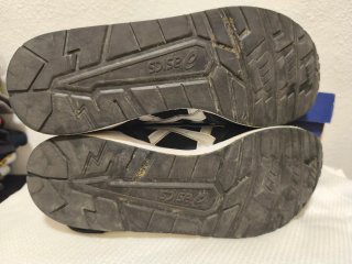 Zapatillas Asics Negras y Blancas