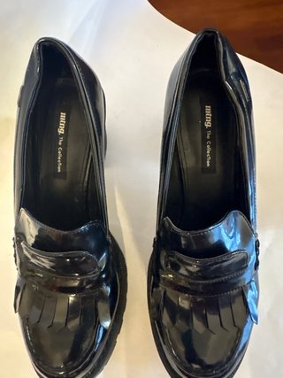 Zapatos de tacón negros con flecos