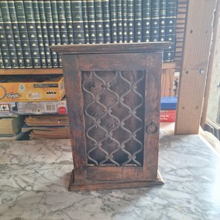 Armario madera llaves con reja