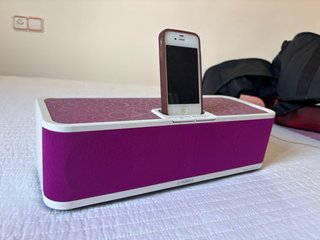 Altavoz Yamaha Rosa con iPhone 4