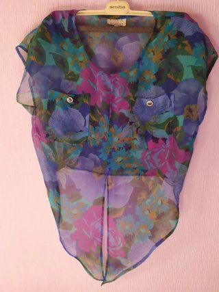 Traje azul compuesto por falda, blusa y americana