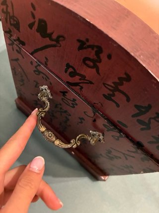 Baúl joyero con tapa curva y diseño oriental